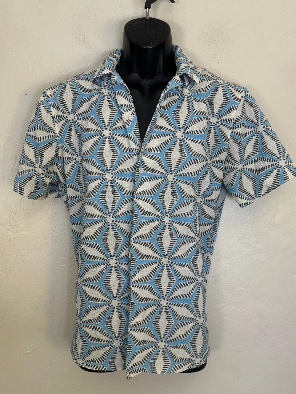 Essex Crossing Stretch Short Sleeve Shirt Large Gently worn 100% polyester - Picture 1 of 4